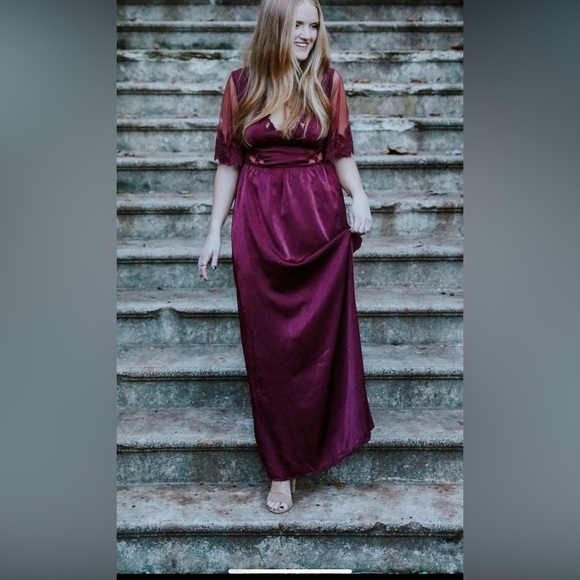 Red formal gown - Picture 3 of 8